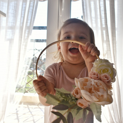 ξύλινο στεφάνι με λουλούδια