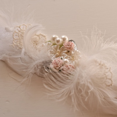 Κορδέλα με πέρλες και πούπουλα