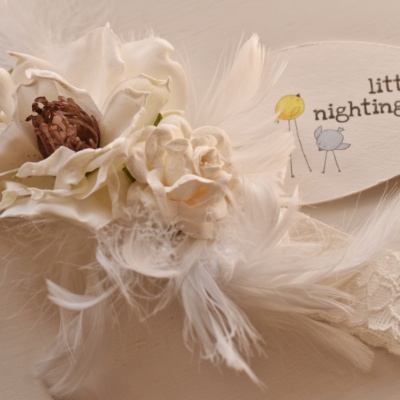 Λευκή δαντελένια κορδέλα με πούπουλα