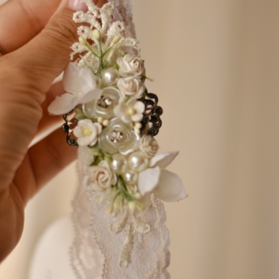 Ελαστική δαντέλα σε λευκό χρώμα, με πέρλες και τριαντάφυλλα