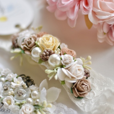 Λευκή μαλακή κορδέλα με ιβουάρ τριαντάφυλλα