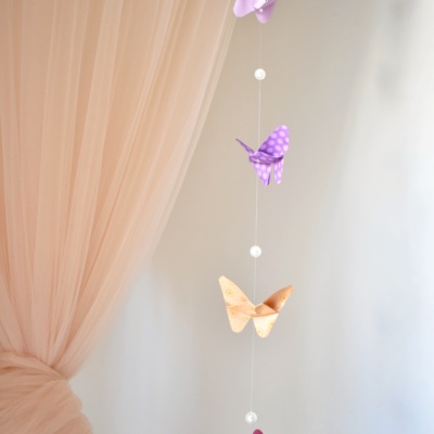 Γιρλάντα με πολύχρωμες πεταλούδες