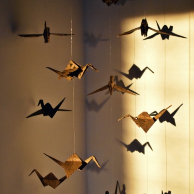 minimal origami mobile σε καφέ και μαύρο