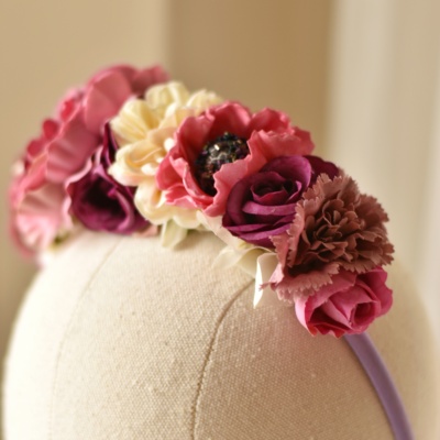 στέκα με μωβ λουλούδια