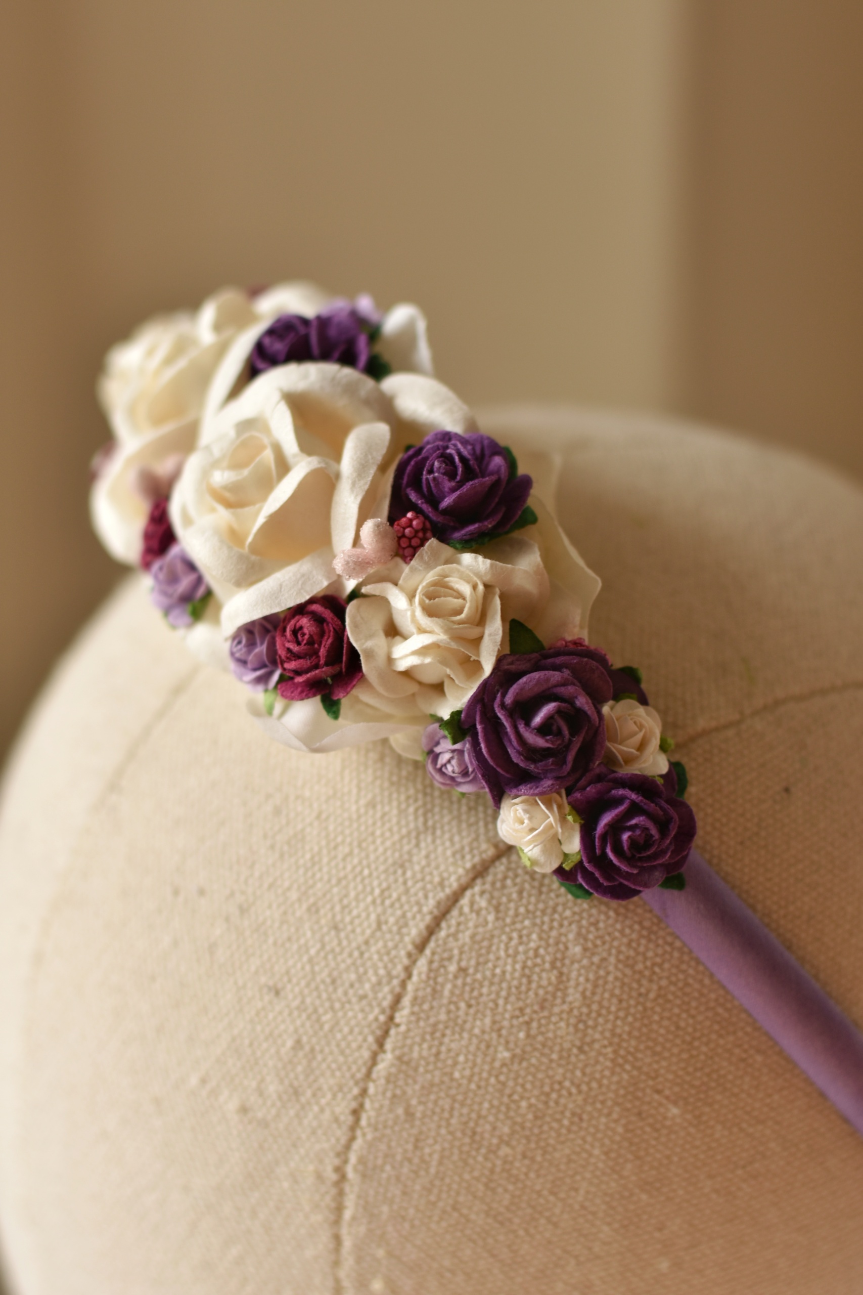 Στέκα για τα μαλλιά με μωβ μικρά λουλουδάκια - Image 2