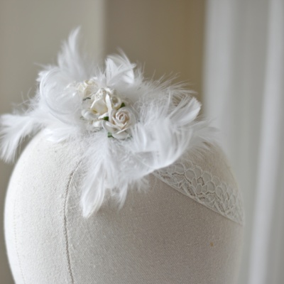 λευκή βρεφική κορδέλα με λουλούδια και πούπουλα για βάφτιση