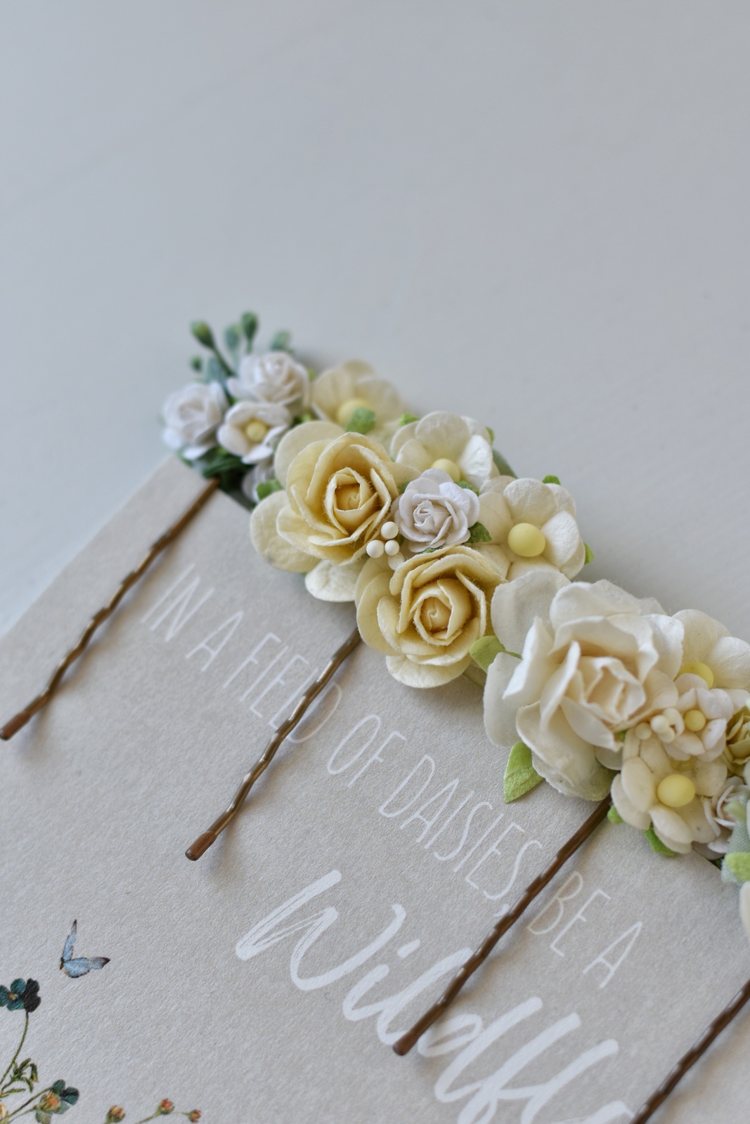 τσιμπιδάκια με λουλούδια σε λευκές και ιβουάρ αποχρώσεις - Image 2