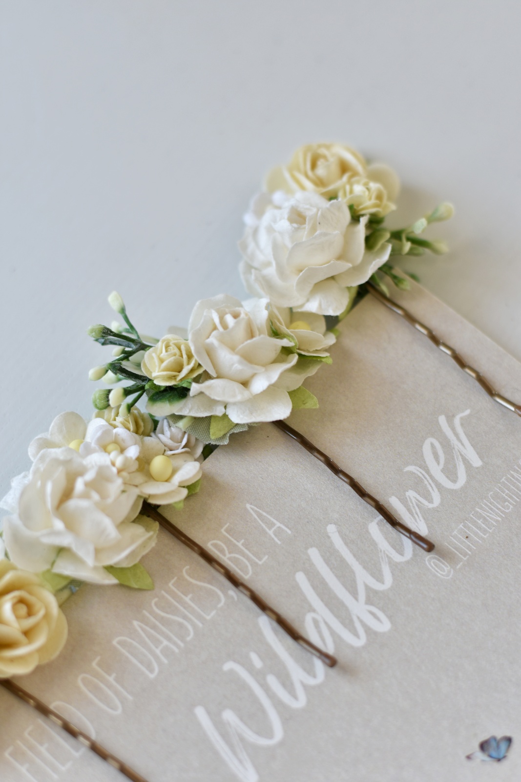 τσιμπιδάκια με λουλούδια σε λευκές και ιβουάρ αποχρώσεις