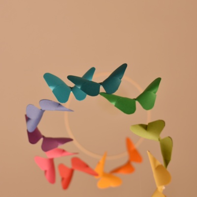Διακοσμητικό Baby Mobile με origami πεταλούδες, σε πολύχρωμες αποχρώσεις