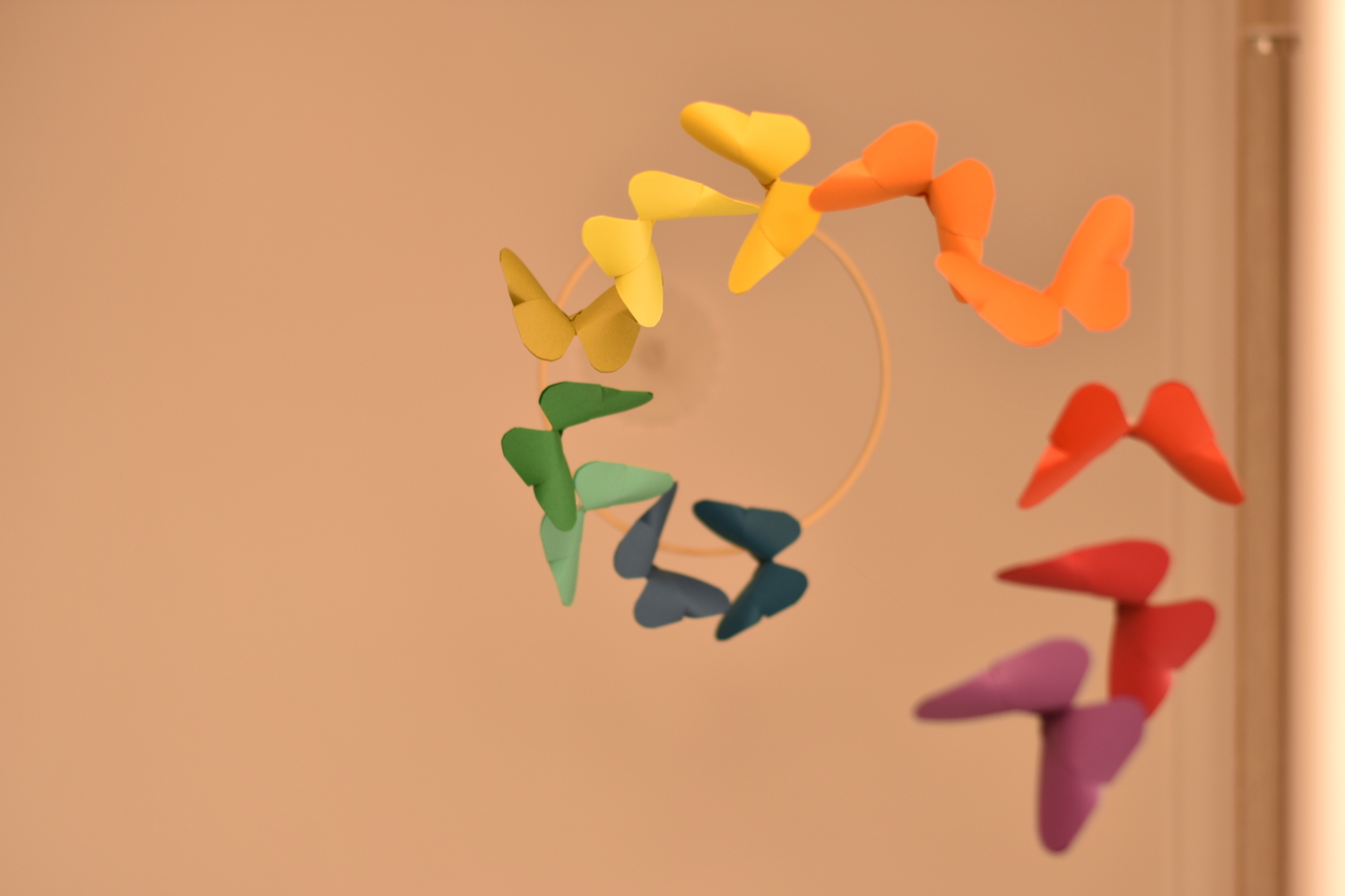 rainbow baby mobile με πεταλούδες σε πολύχρωμες αποχρώσεις