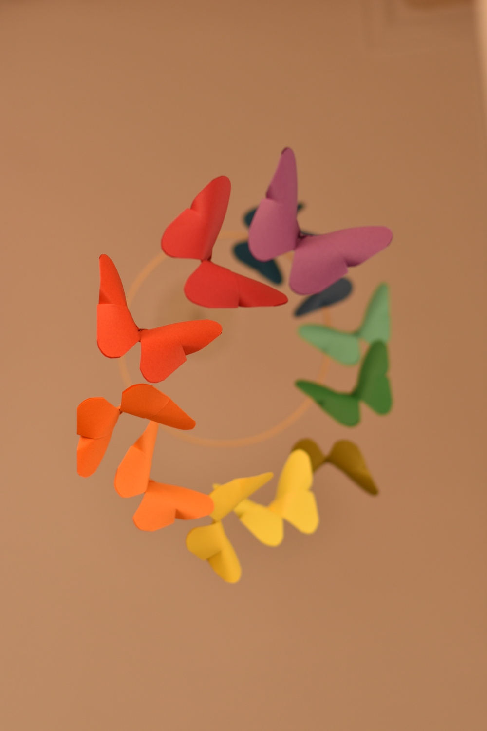 rainbow baby mobile με πεταλούδες σε πολύχρωμες αποχρώσεις