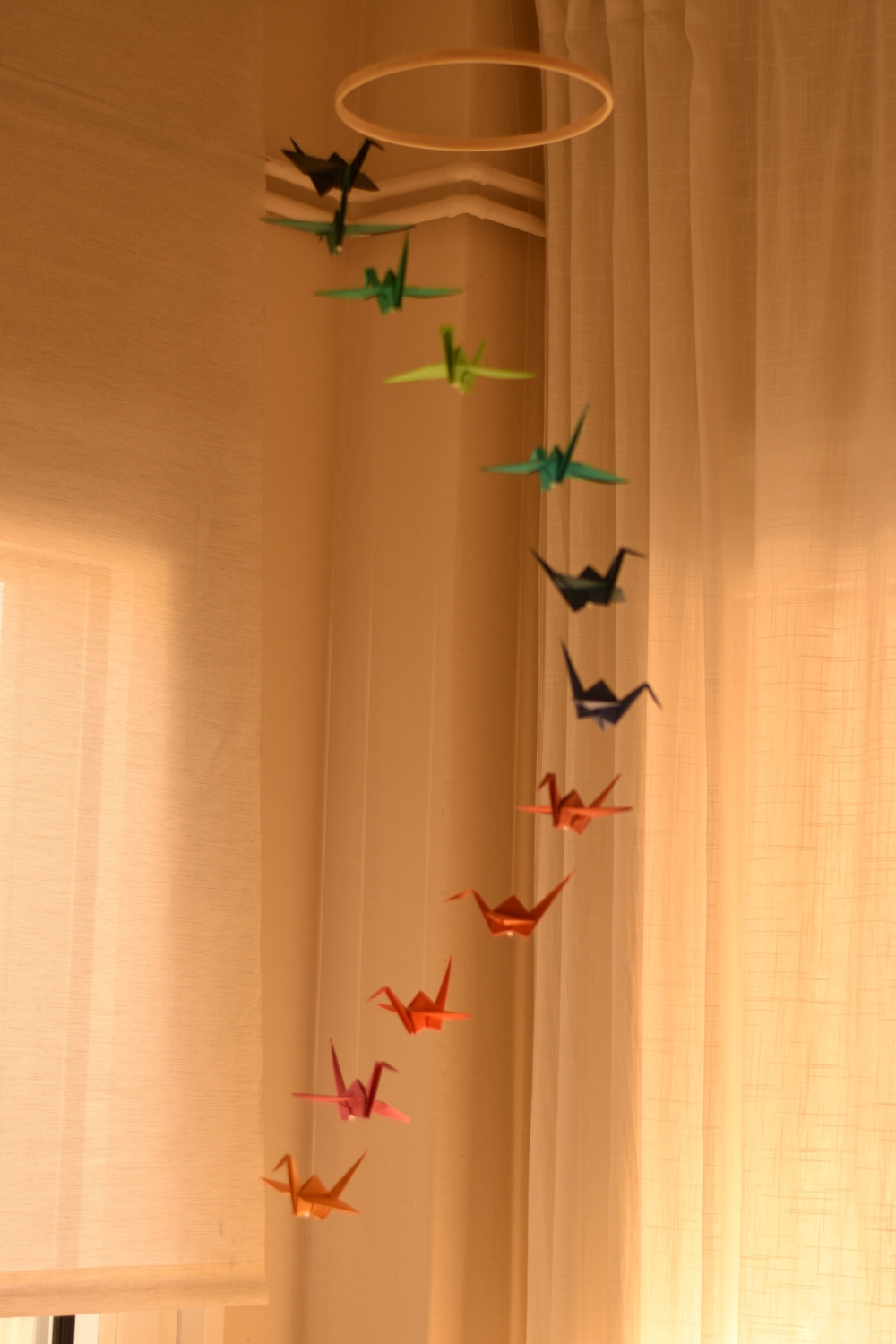 baby mobile με origami σε πολύχρωμες αποχρώσεις