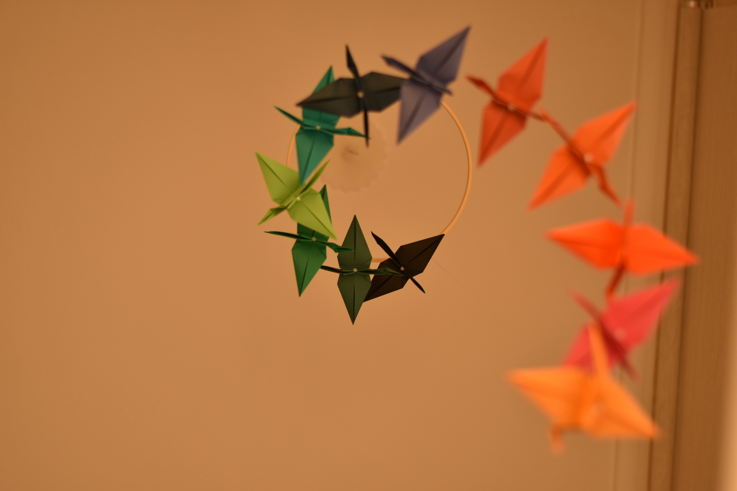 baby mobile με origami σε πολύχρωμες αποχρώσεις